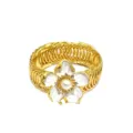 Dettaglio molla tenda dorata con fiore smalto bianco perla e strass scintillanti. - Oro