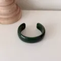 Bracelet manchette ouvert large en résine vert foncé vintage, accessoire de mode minimaliste. - Vert foncé