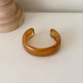 Bracelet manchette ouvert large en resine ambre retro, jonc c-forme elegant pour tenue quotidienne. - Café Foncé