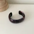 Retro Harz breiter offener C-förmiger Armreif für Damen, Vintage Mode Schmuck Zubehör. - Schwarz-Rote Marmortextur