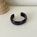 Lila Harz offener Armreif, stilvolles breites C-Form Armband für Damen Modeschmuck Alltag. - Dunkelvioletter Wirbel