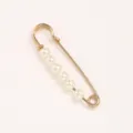 Detail shot of a gold-toned pearl safety pin, ideal for waist adjustment and clothing decoration. - Gold Pin 6 Pearls / 7cm