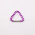 Kompakter lila dreieckiger Aluminium-Karabiner Federklemmen Detailansicht für Outdoor Rucksäcke. - Violetter Dreieck Karabiner
