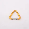 Nahaufnahme Detail des kleinen Aluminium Dreieck Karabiner Federclip Schlüsselanhänger Zubehör. - Goldener Dreieck Karabiner