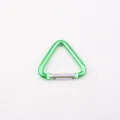 Nahaufnahme Detail des gruenen Dreieck Aluminium Karabiner kleiner Federclip Schluesselring. - Grüner Dreieck Karabiner