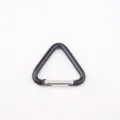 Nahaufnahme Detailansicht eines schwarzen Aluminiumlegierung Dreieck Karabiner Feder Clip. - Schwarzer Dreieck Karabiner