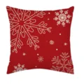 Primer plano detallado de la funda de cojín navideña roja con patrones de copos de nieve blancos. - Estilo 9