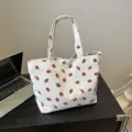 Corduroy shopper tas met aardbeienprint, grote casual schoudertas voor dagelijks. - Wit