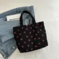 Zwarte corduroy shopper tas met schattige rode aardbeienprint, casual dagelijkse schoudertas. - Zwart