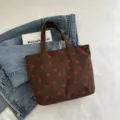Bruine corduroy shopper tas met schattige rode aardbeien print, ruime casual handtas. - koffiekleur