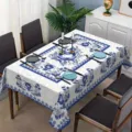 Vue détaillée de la nappe en polyester à fleurs bleues et blanches dans une jolie salle à manger. - Style HZB730-3 / Tissu Brossé