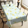 Nappe de table florale en polyester avec imprimé de roses jaunes délicates sur fond bleu clair. - Style HZB730-6 / Tissu Brossé