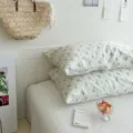 Gros plan de taie d'oreiller florale avec imprimé délicat et tissu peluche pour déco. - HDRD355-18