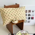 Gros plan sur la taie d'oreiller imprimé ours et cerises, tissu peluche doux pour déco. - HDRD355-16