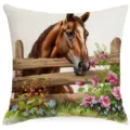 Housse de coussin décorative avec cheval marron et clôture florale pour canapé de salon. - Illustration d'Animaux (HYMD57-24)
