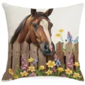 Vue détaillée de la housse de coussin cheval aquarelle et clôture en bois, motif floral. - Cheval (HYMD57-23)