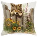 Gros plan détaillé de la housse de coussin décorative avec un loup et une clôture florale. - Loup (HYMD57-20)