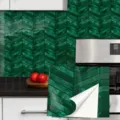 Grüne Fischgrät Fliesenaufkleber Detailansicht mit selbstklebender wasserdichter Textur. - TS382