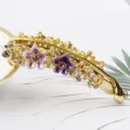 Pince banane en métal doré détaillée avec des fleurs en émail violet et des strass. - Violet