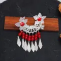 Pince à cheveux vintage en métal de style traditionnel chinois avec pompon et pendentif. - Rouge