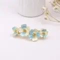 Λεπτομερής όψη κομψού μεταλλικού κλιπ μαλλιών με μπλε λουλούδι και εξαιρετική λεπτομέρεια. - F014682 Μπλε