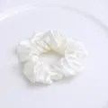 Chouchou pour cheveux en satin blanc uni, élastique élégant pour queues de cheval et chignons. - Blanc