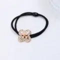 Élégant élastique à cheveux noir avec pendentif trèfle en strass, accessoire de queue de cheval. - Style Trèfle