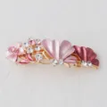 Pince a cheveux en alliage style coreen avec fleurs en email rose et strass brillants. - Rose