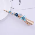 Pince à cheveux élégante en or rose avec fleurs émaillées bleues et strass étincelants. - H009308 Bleu