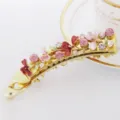 Pince à cheveux banane en métal doré avec fleurs en émail coloré et strass scintillants. - HB00745 / Rose