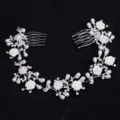 Peigne cheveux mariee en alliage avec strass scintillants, perles et fleurs blanches elegantes. - FS19857