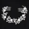 Peigne à cheveux de mariée avec fleurs blanches et perles, accessoire élégant pour coiffure. - FS19858