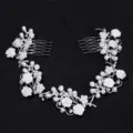 Vue détaillée d'un peigne à cheveux de mariée élégant avec des roses blanches et des strass étincelants. - FS19861