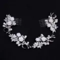Vue détaillée du peigne à cheveux de mariée argenté avec perles et strass, design floral. - FS19862