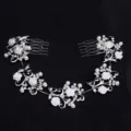Peigne à cheveux de mariée argenté avec perles de fleurs blanches et strass brillants. - FS19866