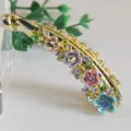 Pince banane elegante en metal dore avec fleurs emmaillees et strass pour femme. - Multicolore