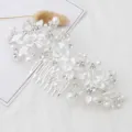 Élégant peigne à cheveux de mariée en strass et perles argentées accessoire floral pour femme chignon - Blanc Argenté (FG20926)