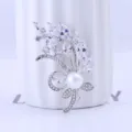Elegante silberne Zirkon Weizen Brosche Perle Blume Pin Anzug Kleid Schmuck Zubehoer - K00019 Weiß