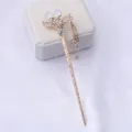 Épingle à cheveux en alliage doré avec strass et pompon, accessoire de coiffure élégant. - Blanc
