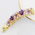 Elegante Blumen-Banane Haarklammer aus Legierung mit lila Emaille-Blüten und funkelnden Strasssteinen. - HB00738 / Lila