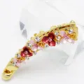 Gros plan détail de pince banane cheveux en alliage floral émaillé et strass brillants - HB00738 / Rose