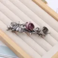 Barrettes a ressort de fleurs de rose en tissu vintage sombre avec strass et perle. - Violet + Vert Clair