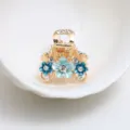Mini pince à cheveux dorée en métal avec fleurs en émail bleu et strass brillants. - Bleu