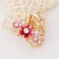 Pince à cheveux fleur strass dorée avec pétales émaillés roses pour femmes et filles élégantes. - Rose
