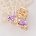 Exquise pince à cheveux griffe en métal doré avec strass scintillants et feuilles violettes. - Violet
