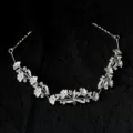 Elegante zilveren bruidshaarband met prachtige witte bloemen en strass voor de bruiloft. - FG01308-S-330