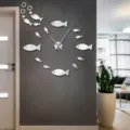 Akryl 3D Spiegel Wanduhr mit Fischschwarm Design für moderne Wohnzimmer Dekoration Detail. - Silber