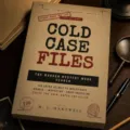 Dettaglio copertina libro puzzle di parole misteriose cold case, 120 casi crimine. - Giallo / 200 Pages