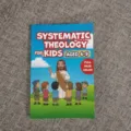 Systematisch theologieboek voor kinderen met kleurrijke en educatieve illustraties. - Cartoon Illustratie Stijl