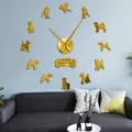 Moderno orologio da parete in acrilico con sagome di cani Fox Terrier per la decorazione. - Oro